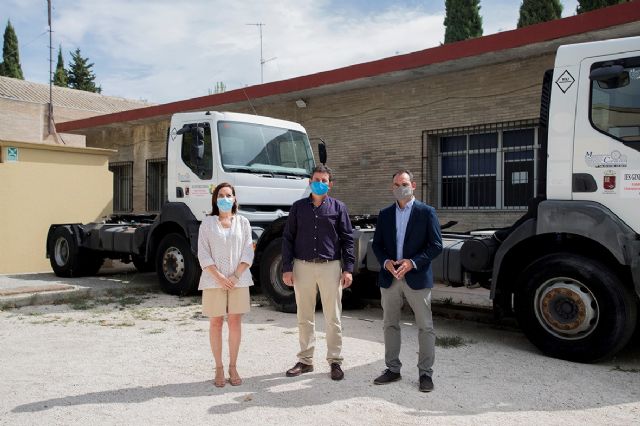 La Comunidad entrega dos cabezas tractoras y una pala cargadora al IES Ginés Pérez Chirinos de Caravaca de la Cruz - 1, Foto 1
