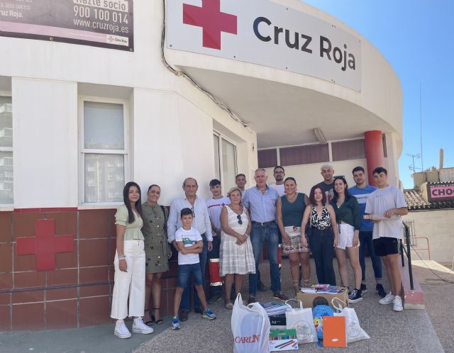 NNGG Águilas entrega a Cruz Roja todo el material escolar recogido en su campaña - 1, Foto 1