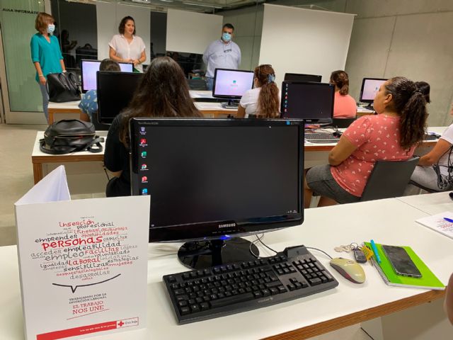 12 mujeres se forman en informática y competencias digitales básicas para el empleo - 3, Foto 3