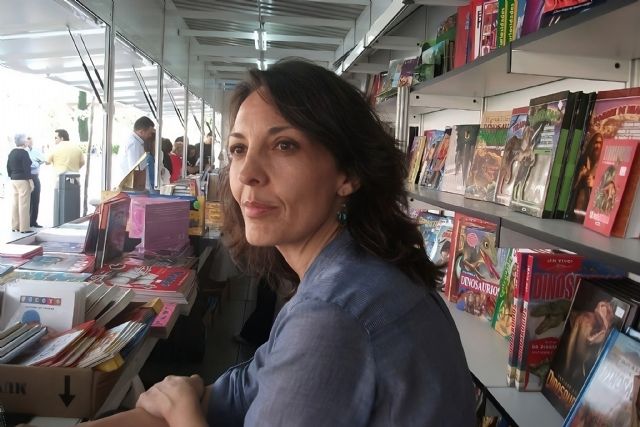 Julia San Miguel publica Trece velas en la recámara, una novela juvenil sobre los horrores de la guerra - 3, Foto 3