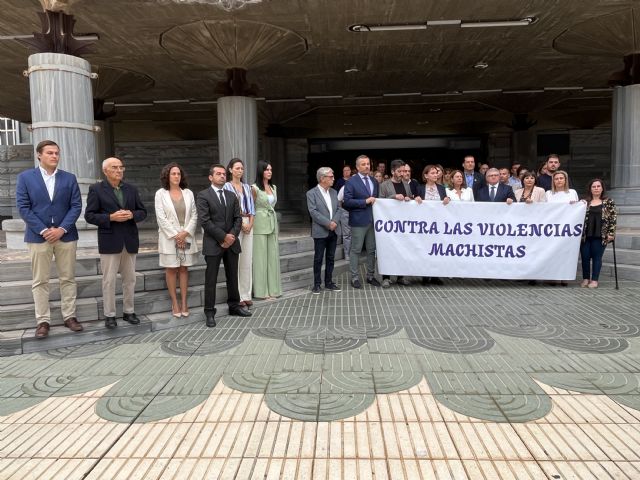 La Asamblea Regional muestra su condena por la primera víctima de violencia de género en la Región en 2023 con un minuto de silencio - 1, Foto 1