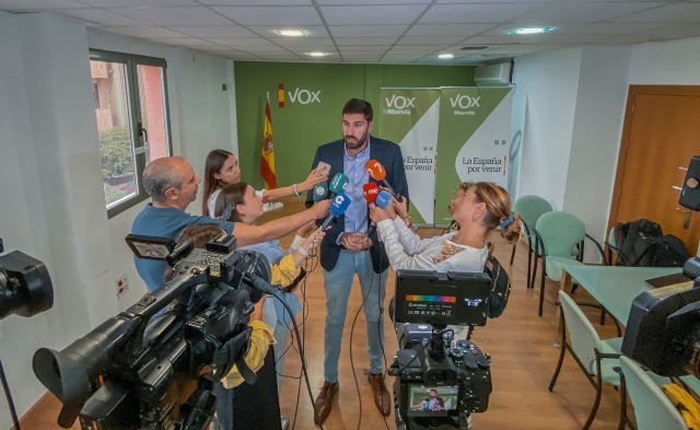 VOX llevará una moción a la Asamblea para consultar a los ciudadanos si quieren continuar financiando la inmigración ilegal en la Región de Murcia - 2, Foto 2