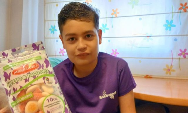 Israel, con síndrome de Dravet, muestra el producto solidario, Foto 1