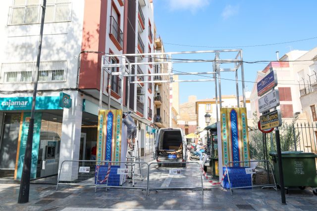 La Feria de Mediodía estrena portada con aires lorquinos en la entrada al casco antiguo por la calle Alporchones - 1, Foto 1