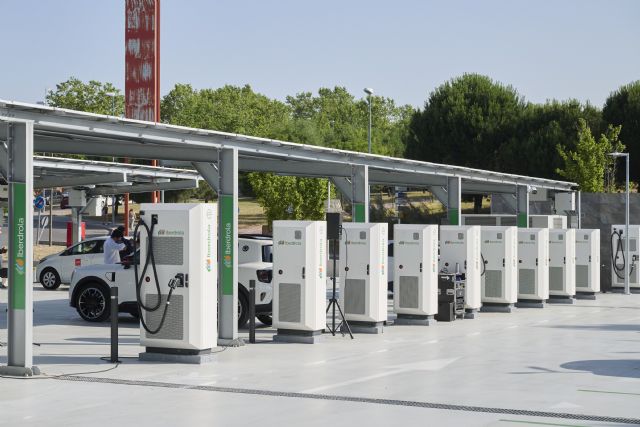 Durante la inauguración de la Feria del Vehículo Eléctrico en la Plaza de Colón en Madrid - 1, Foto 1