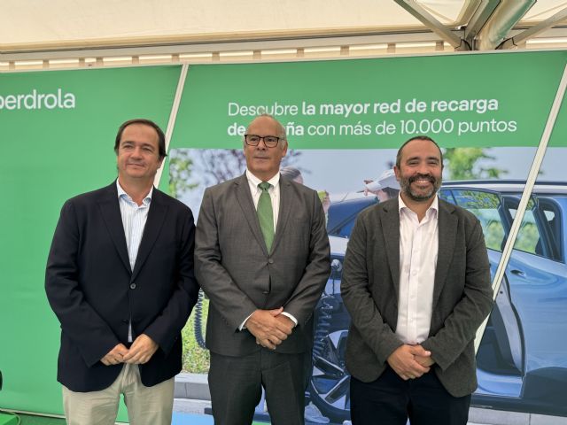 Durante la inauguración de la Feria del Vehículo Eléctrico en la Plaza de Colón en Madrid - 2, Foto 2