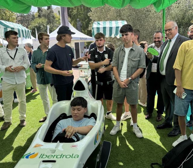 Durante la inauguración de la Feria del Vehículo Eléctrico en la Plaza de Colón en Madrid - 3, Foto 3