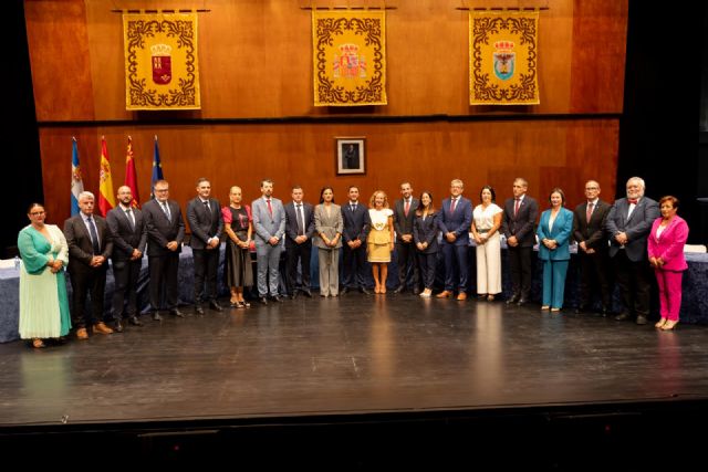 Cristóbal Casado recibe el bastón de mando como alcalde de Águilas de manos de Mari Carmen Moreno - 1, Foto 1