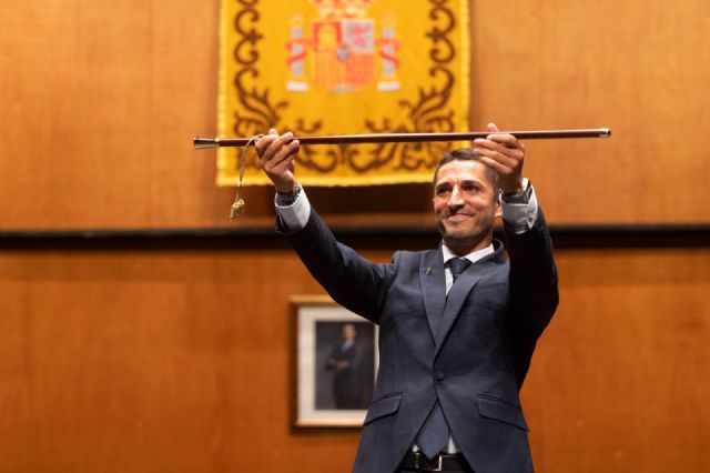 Cristóbal Casado recibe el bastón de mando como alcalde de Águilas de manos de Mari Carmen Moreno - 3, Foto 3