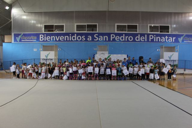 Deportes obsequia a los alumnos de las escuelas deportivas con una mochila en el inicio de curso - 2, Foto 2