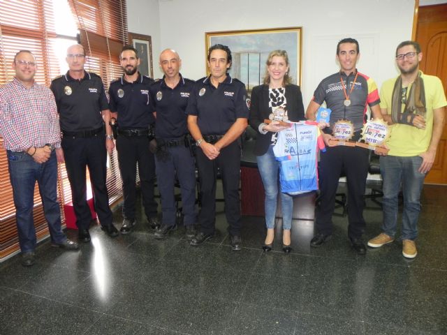 La Alcaldesa recibe a cuatro Policías Locales que han conseguido un destacado palmarés en el Campeonato de España de BTT para Policía Local - 1, Foto 1
