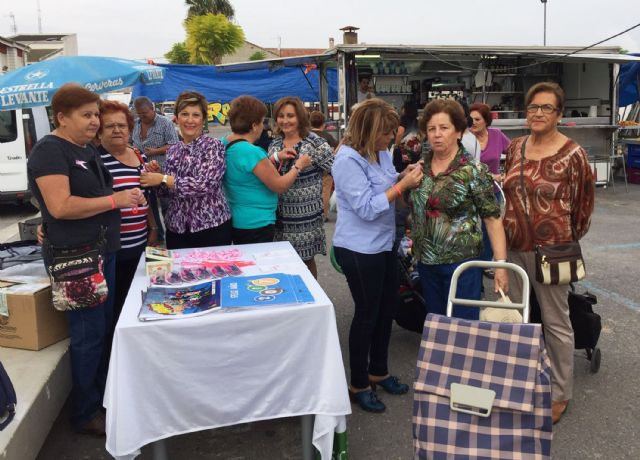La Junta Local de la AECC celebró el Día contra el cáncer de mama en el mercado semanal - 1, Foto 1