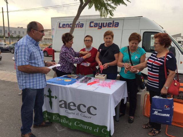 La Junta Local de la AECC celebró el Día contra el cáncer de mama en el mercado semanal - 2, Foto 2