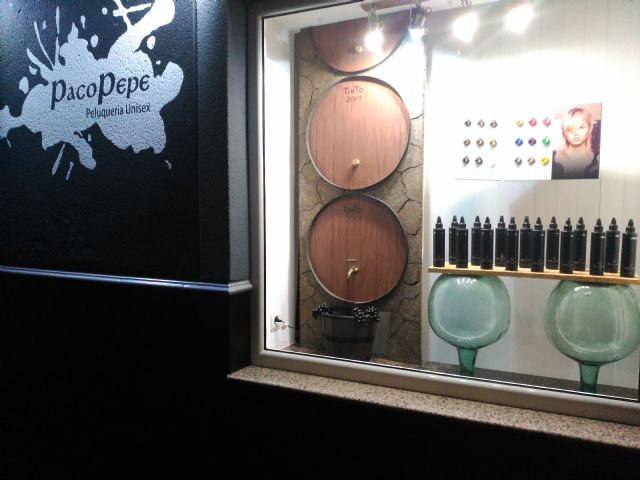 Peluquería Paco Pepe gana por segundo año consecutivo el Concurso de Escaparatismo 'Fiestas del vino 2017' - 1, Foto 1