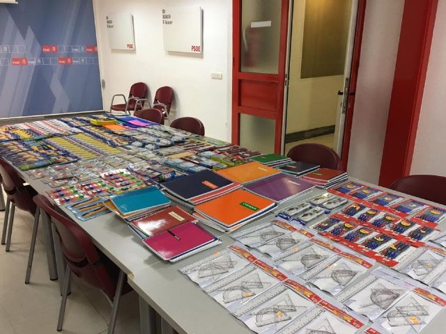Juventudes Socialistas de Lorca entrega el material escolar recaudado en su campaña solidaria - 1, Foto 1