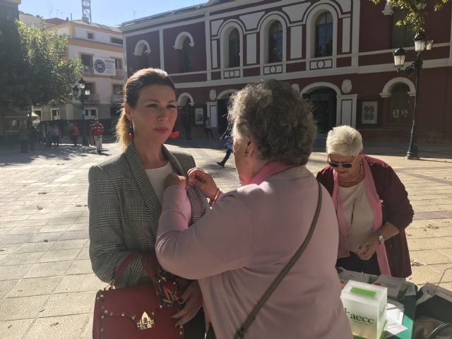 Lorca participa en #sumatealrosa para conmemorar el Día Mundial contra el Cáncer de Mama gracias al reparto de folletos informativos y lazos rosas por parte de la AECC - 1, Foto 1