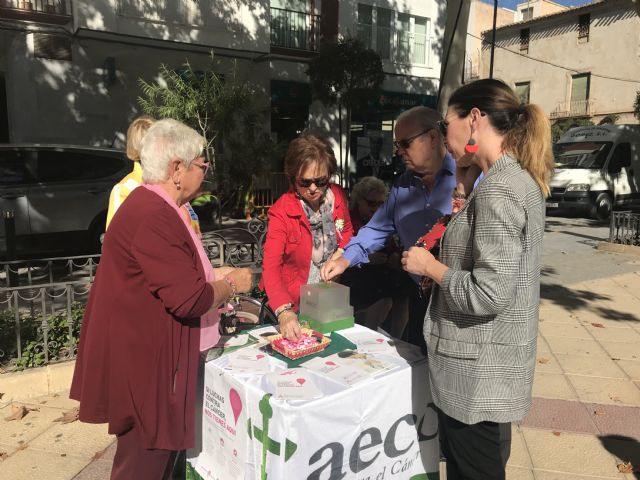 Lorca participa en #sumatealrosa para conmemorar el Día Mundial contra el Cáncer de Mama gracias al reparto de folletos informativos y lazos rosas por parte de la AECC - 2, Foto 2