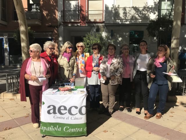 Lorca participa en #sumatealrosa para conmemorar el Día Mundial contra el Cáncer de Mama gracias al reparto de folletos informativos y lazos rosas por parte de la AECC - 3, Foto 3