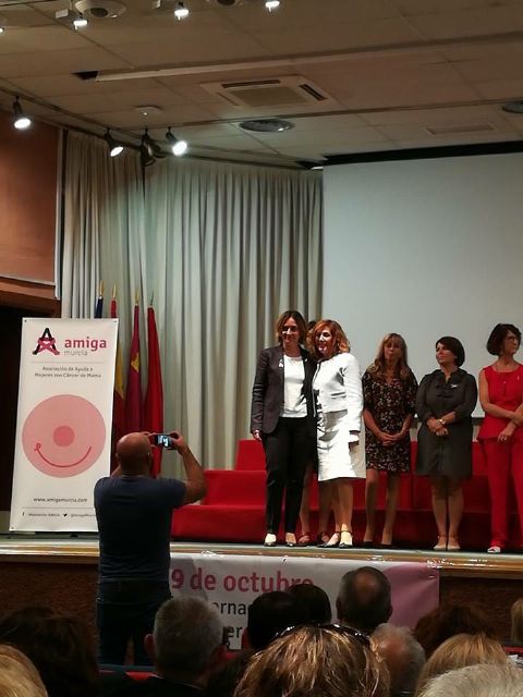 La Asociación Amiga impone el 'Lazo Rosa' a los concejales Jesús Pacheco y Conchita Ruiz - 1, Foto 1