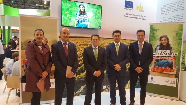 La Comunidad trabaja con agricultores de fruta de hueso en propuestas que mejoren la oferta y la demanda del sector - 1, Foto 1