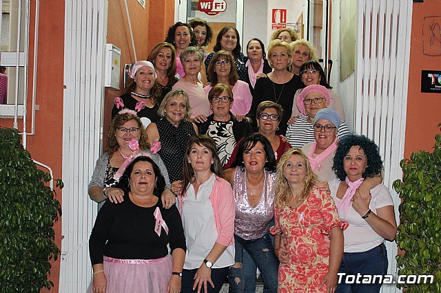 Un grupo de amigas, afectadas y supervivientes del Cáncer de mama se reúnen con motivo del Día Mundial contra el Cáncer de mama, Foto 2