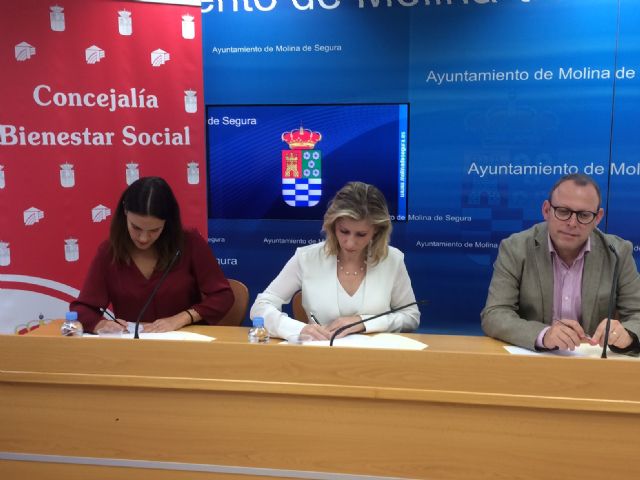 El Ayuntamiento de Molina de Segura y APAMOL firman un convenio para atención integral a personas con escasos recursos económicos que padecen enfermedad de Parkinson - 2, Foto 2