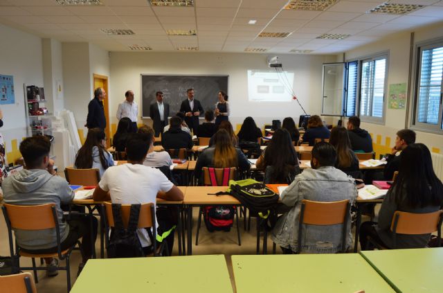 El director general de FP visita a los estudiantes de Comercio Internacional del IES 'La Florida' - 1, Foto 1