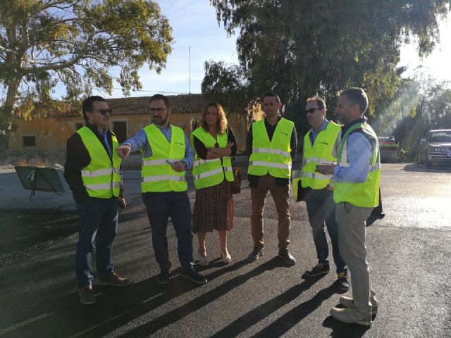 El alcalde de Lorca supervisa las tareas repavimentado con un asfalto que apuesta por el medio ambiente y la seguridad laboral - 1, Foto 1