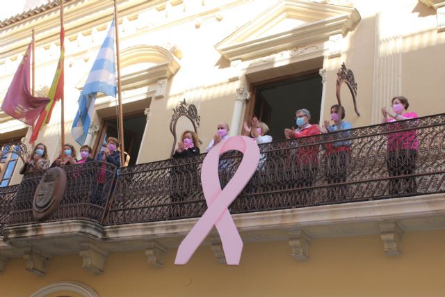 Colocado en el balcón del Ayuntamiento el lazo rosa que conmemora la lucha contra el Cáncer de Mama - 1, Foto 1