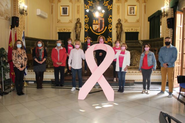 Colocado en el balcón del Ayuntamiento el lazo rosa que conmemora la lucha contra el Cáncer de Mama - 2, Foto 2