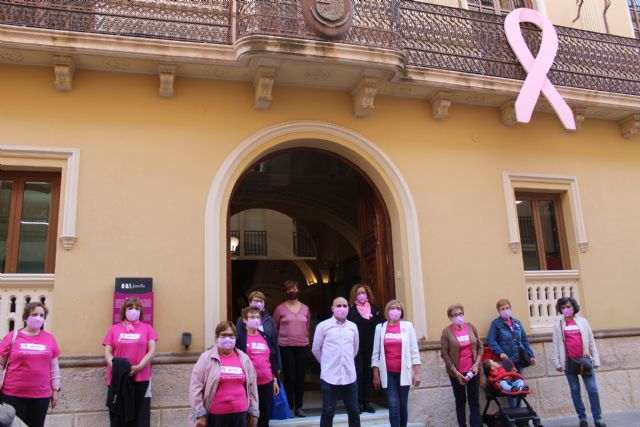Colocado en el balcón del Ayuntamiento el lazo rosa que conmemora la lucha contra el Cáncer de Mama - 3, Foto 3