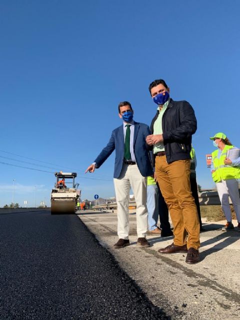 El consejero Díez de Revenga y el alcalde José Miguel Luengo visitan las obras de reasfaltado de la autovía del Mar Menor - 2, Foto 2