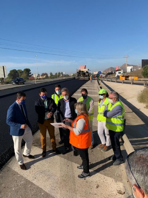 El consejero Díez de Revenga y el alcalde José Miguel Luengo visitan las obras de reasfaltado de la autovía del Mar Menor - 3, Foto 3