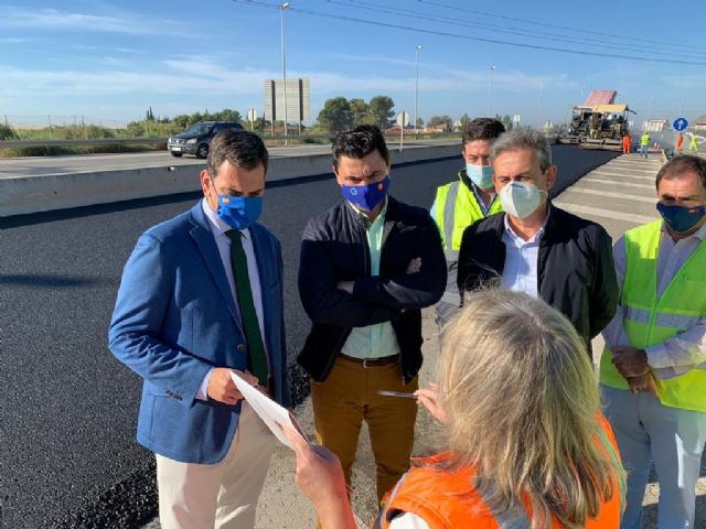 El consejero Díez de Revenga y el alcalde José Miguel Luengo visitan las obras de reasfaltado de la autovía del Mar Menor - 4, Foto 4