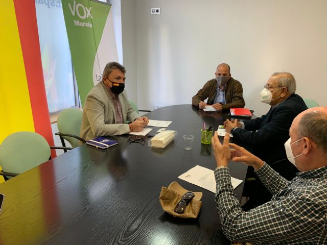 Las empresas de autobuses trasladan a Vox su defensa del sector ante el ataque del nuevo convenio de transporte escolar - 1, Foto 1