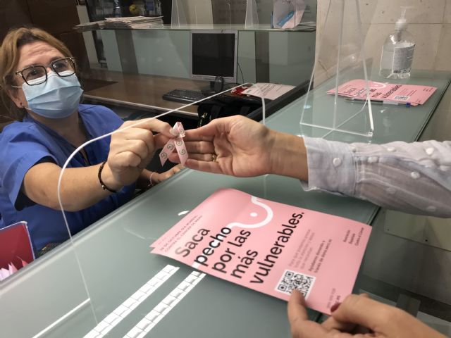 Ribera Hospital de Molina celebra la vida con mascarillas y lazos rosas en el Día contra el cáncer de mama - 1, Foto 1