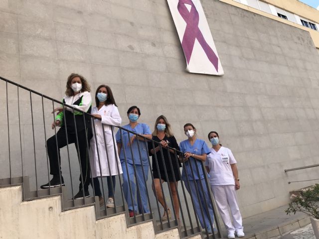 Ribera Hospital de Molina celebra la vida con mascarillas y lazos rosas en el Día contra el cáncer de mama - 2, Foto 2