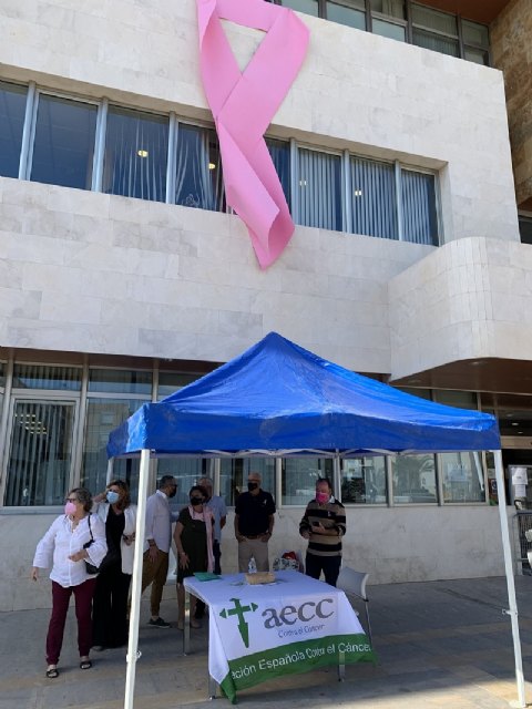 Un gran lazo rosa en la fachada del Ayuntamiento recuerda hoy el Día Mundial contra el Cáncer de Mama - 1, Foto 1