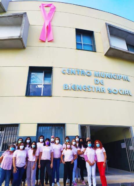 Política Social se suma al Día Mundial contra el Cáncer de Mama con un lazo rosa en la fachada del Centro de Bienestar Social - 1, Foto 1