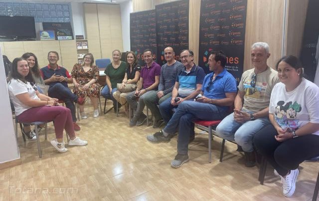 Colectivos sociales y representantes políticos analizan la situación del servicio de Pediatría de Totana y Aledo, Foto 1