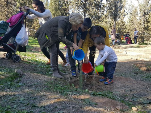 Guillén y Martínez-Cachá plantan árboles en el parque regional El Valle dentro de la iniciativa ´Bosques para la Salud´ - 1, Foto 1