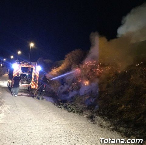 Bomberos y Policía Local de Totana sofocan un incendió junto a la Variante Norte en la zona de La Costera, Foto 1