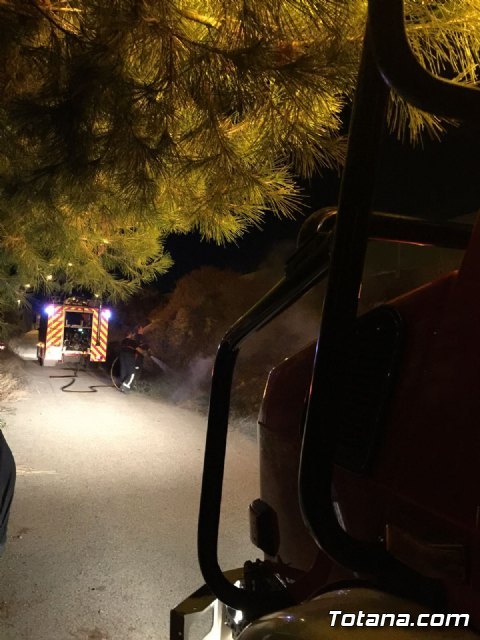 Bomberos y Policía Local de Totana sofocan un incendió junto a la Variante Norte en la zona de La Costera, Foto 2