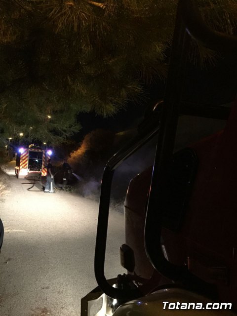 Bomberos y Policía Local de Totana sofocan un incendió junto a la Variante Norte en la zona de La Costera, Foto 4