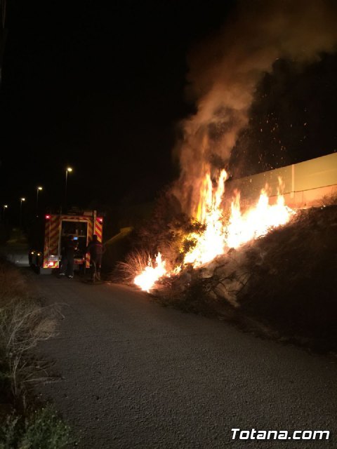 Bomberos y Policía Local de Totana sofocan un incendió junto a la Variante Norte en la zona de La Costera, Foto 5