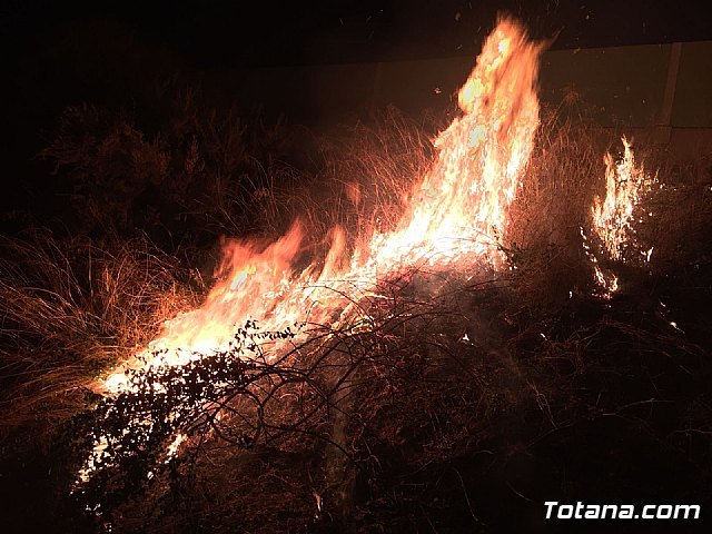 Bomberos y Policía Local de Totana sofocan un incendió junto a la Variante Norte en la zona de La Costera, Foto 7