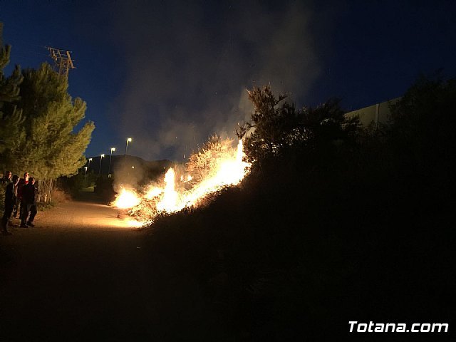 Bomberos y Policía Local de Totana sofocan un incendió junto a la Variante Norte en la zona de La Costera, Foto 8