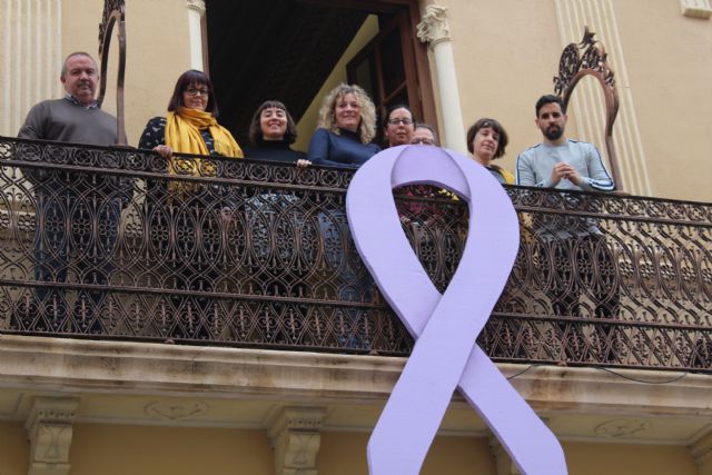 Colocado en el balcón del Ayuntamiento el lazo morado contra la violencia de género - 1, Foto 1