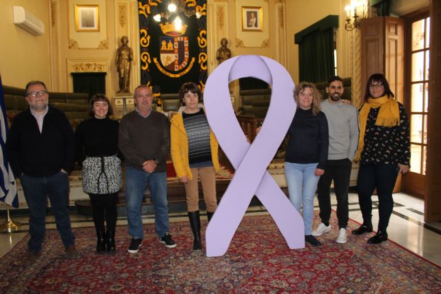 Colocado en el balcón del Ayuntamiento el lazo morado contra la violencia de género - 2, Foto 2