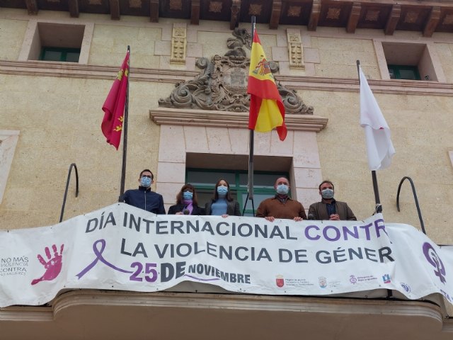 Autoridades municipales colocan la pancarta conmemorativa del Día Internacional de la Eliminación de la Violencia contra la Mujer, que se celebra el 25-N, Foto 1